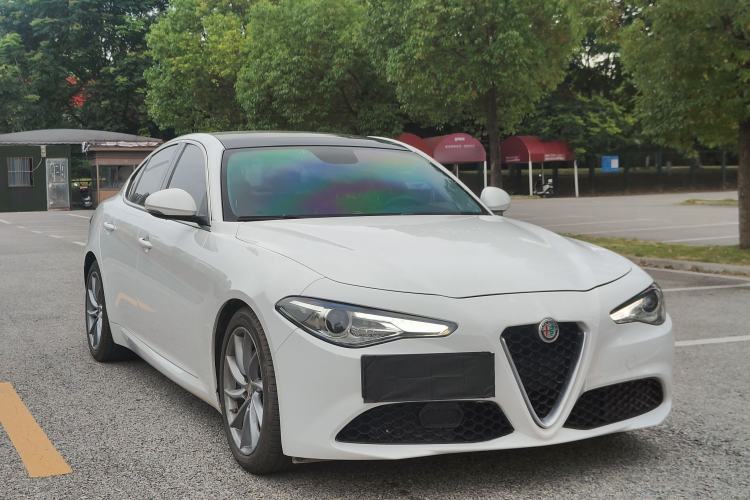 Used Alfa Romeo Giulia 2017 2.0T 200HP Luxury Edition Exterior 2
