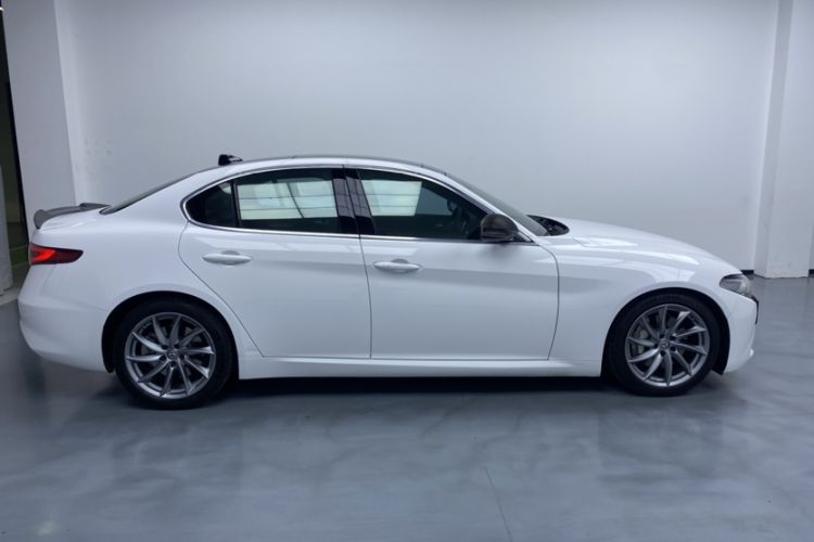 Used Alfa Romeo Giulia 2017 2.0T 280HP Luxury Edition Exterior 2