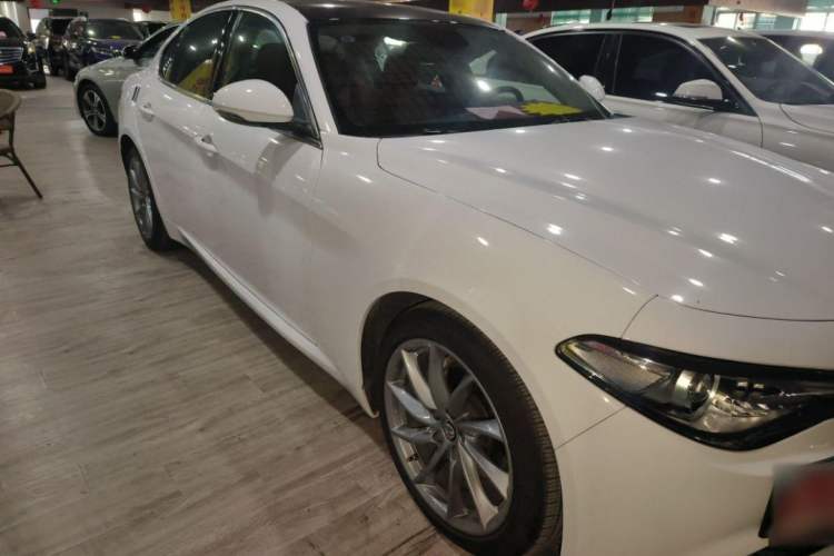 Used Alfa Romeo Giulia 2017 2.0T 200HP Luxury Edition Exterior 2