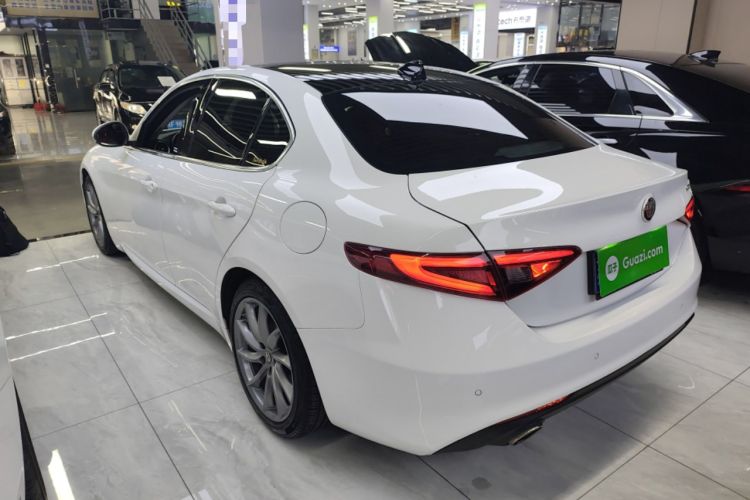 Used Alfa Romeo Giulia 2017 2.0T 200HP Luxury Edition Exterior 2