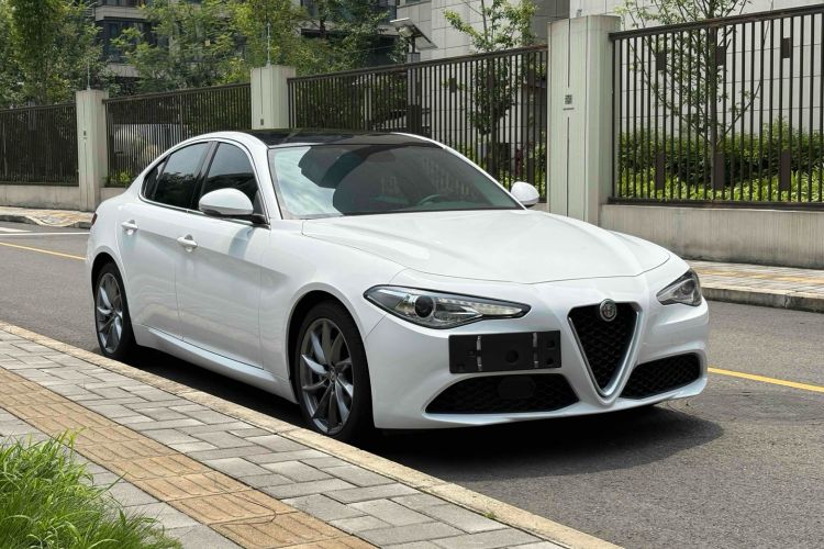 Used Alfa Romeo Giulia 2017 2.0T 200HP Luxury Edition Exterior 2
