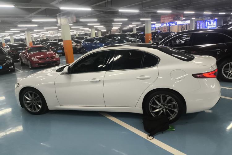 Used Alfa Romeo Giulia 2017 2.0T 200HP Luxury Edition Exterior 3