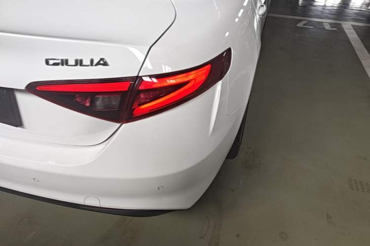 Used Alfa Romeo Giulia 2017 2.0T 200HP Luxury Edition Exterior 3