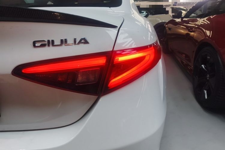 Used Alfa Romeo Giulia 2017 2.0T 280HP Luxury Edition Exterior 3
