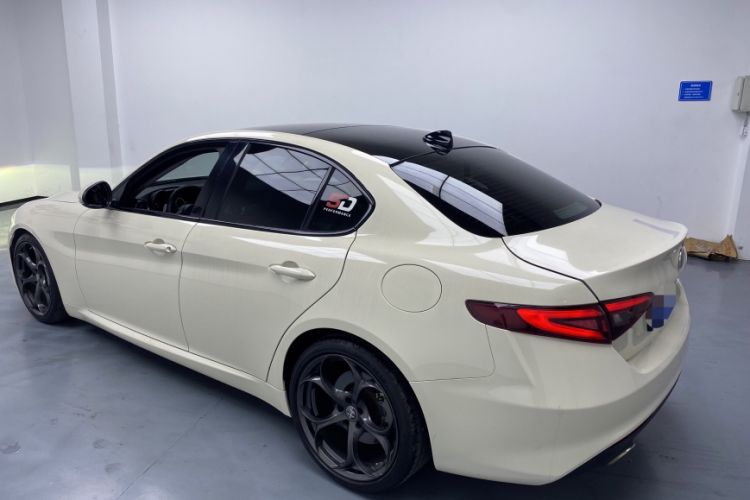 Used Alfa Romeo Giulia 2017 2.0T 280HP Luxury Edition Exterior 3