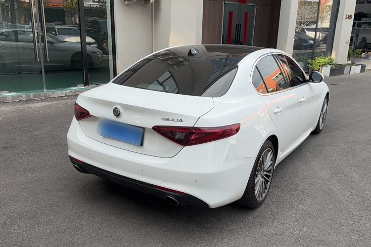 Used Alfa Romeo Giulia 2017 2.0T 280HP Luxury Edition Exterior 3