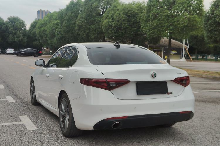 Used Alfa Romeo Giulia 2017 2.0T 200HP Luxury Edition Exterior 3