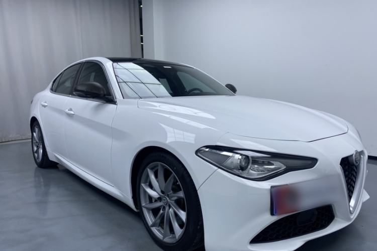 Used Alfa Romeo Giulia 2017 2.0T 280HP Luxury Edition Exterior 3