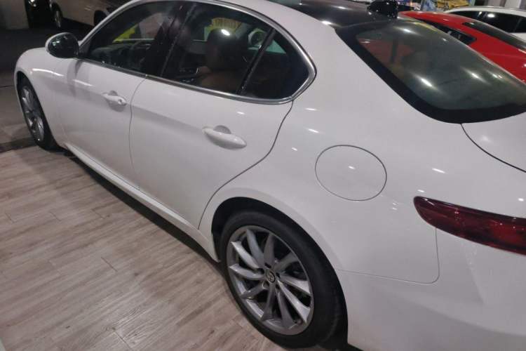 Used Alfa Romeo Giulia 2017 2.0T 200HP Luxury Edition Exterior 3