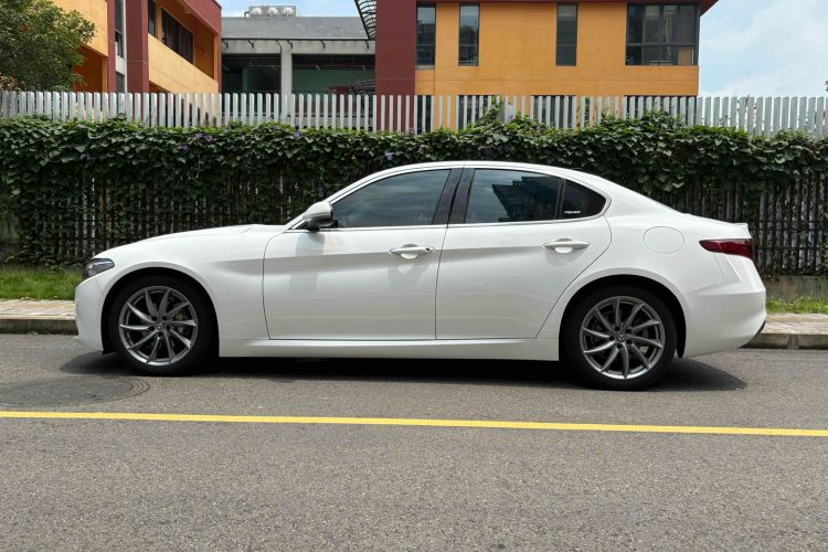 Used Alfa Romeo Giulia 2017 2.0T 200HP Luxury Edition Exterior 3