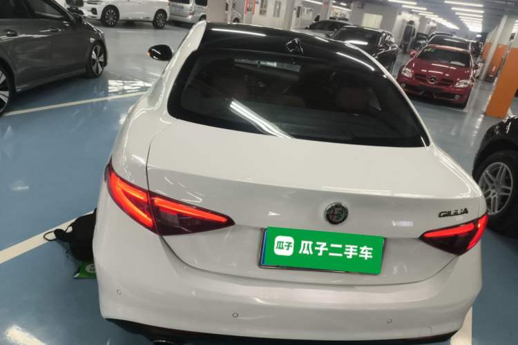 Used Alfa Romeo Giulia 2017 2.0T 200HP Luxury Edition Exterior 4