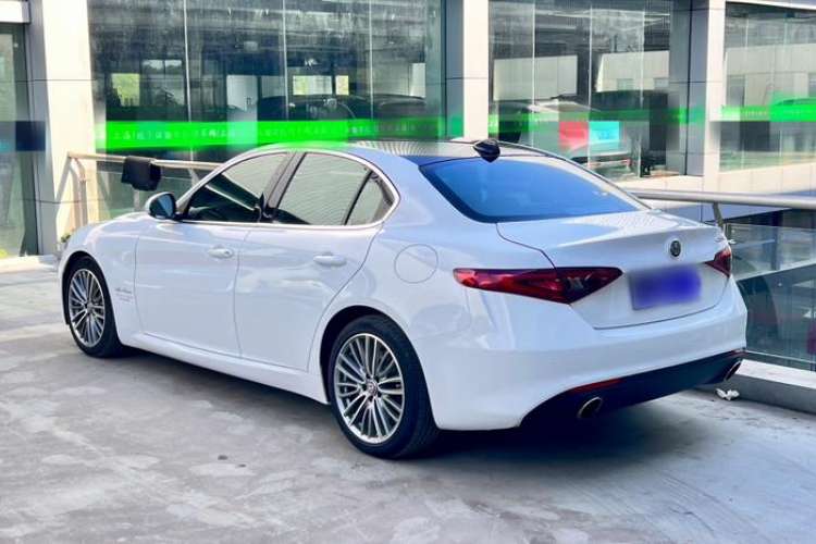 Used Alfa Romeo Giulia 2017 2.0T 280HP Luxury Edition Exterior 4