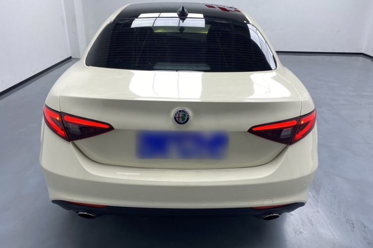 Used Alfa Romeo Giulia 2017 2.0T 280HP Luxury Edition Exterior 4