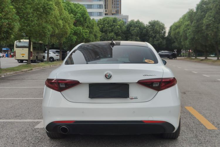 Used Alfa Romeo Giulia 2017 2.0T 200HP Luxury Edition Exterior 4
