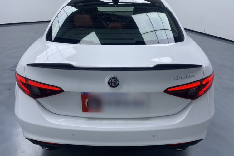 Used Alfa Romeo Giulia 2017 2.0T 280HP Luxury Edition Exterior 4