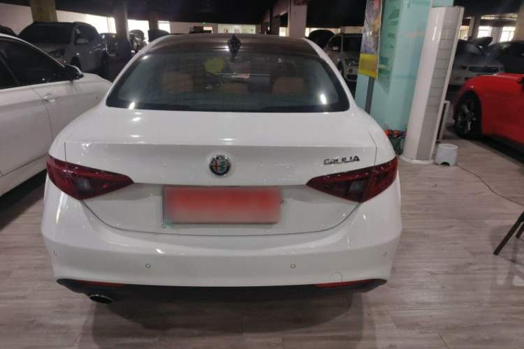 Used Alfa Romeo Giulia 2017 2.0T 200HP Luxury Edition Exterior 4
