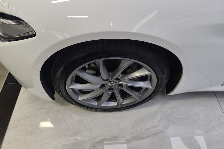 Used Alfa Romeo Giulia 2017 2.0T 200HP Luxury Edition Exterior 4