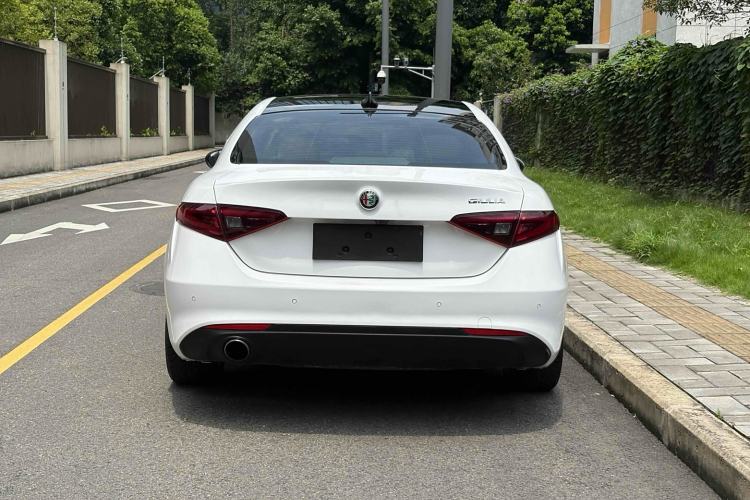 Used Alfa Romeo Giulia 2017 2.0T 200HP Luxury Edition Exterior 4