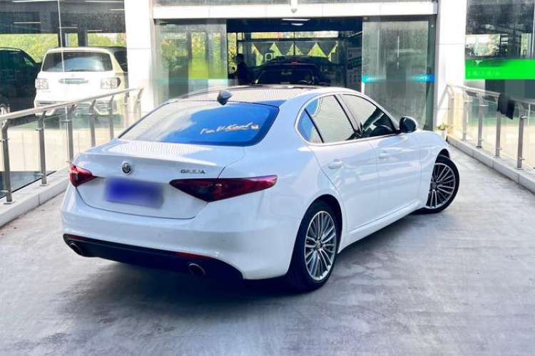 Used Alfa Romeo Giulia 2017 2.0T 280HP Luxury Edition Exterior 5