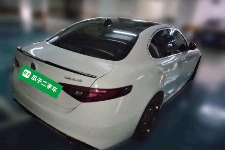 Used Alfa Romeo Giulia 2017 2.0T 200HP Luxury Edition Exterior 5