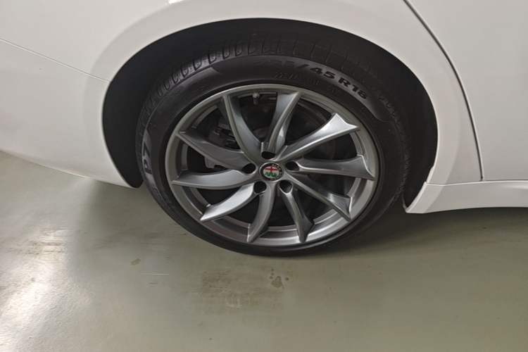Used Alfa Romeo Giulia 2017 2.0T 200HP Luxury Edition Exterior 5