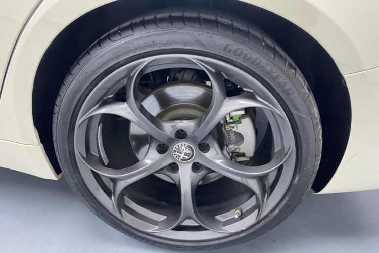 Used Alfa Romeo Giulia 2017 2.0T 280HP Luxury Edition Exterior 5