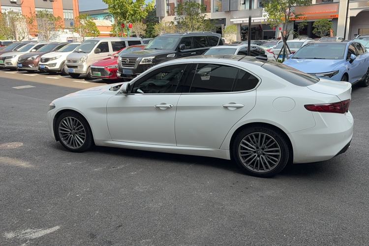Used Alfa Romeo Giulia 2017 2.0T 280HP Luxury Edition Exterior 5