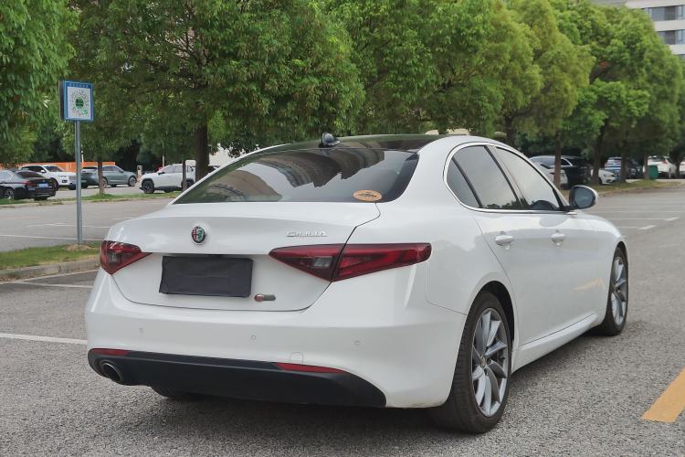 Used Alfa Romeo Giulia 2017 2.0T 200HP Luxury Edition Exterior 5
