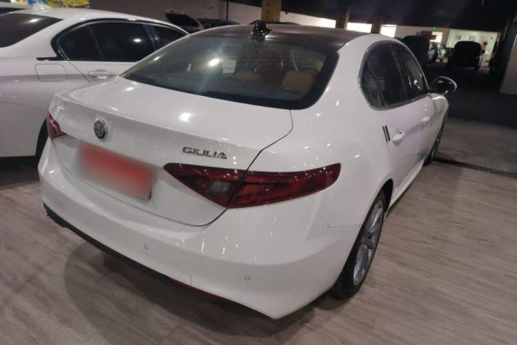 Used Alfa Romeo Giulia 2017 2.0T 200HP Luxury Edition Exterior 5