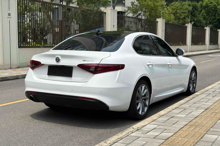 Used Alfa Romeo Giulia 2017 2.0T 200HP Luxury Edition Exterior 5
