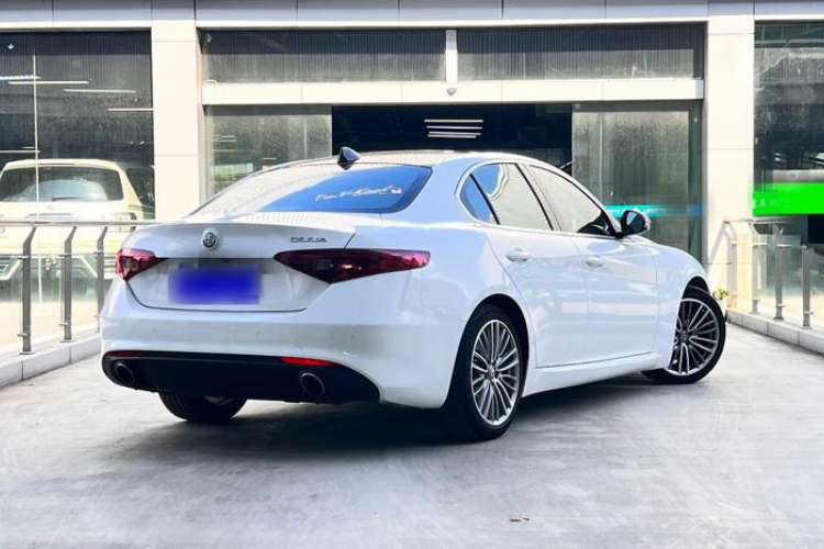 Used Alfa Romeo Giulia 2017 2.0T 280HP Luxury Edition Exterior 6