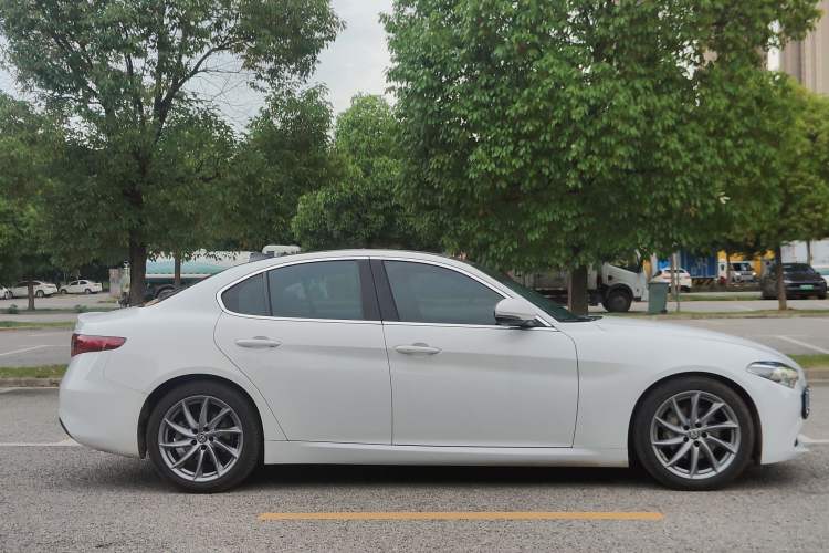 Used Alfa Romeo Giulia 2017 2.0T 200HP Luxury Edition Exterior 6