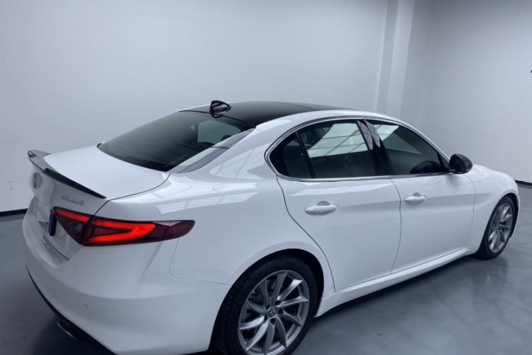 Used Alfa Romeo Giulia 2017 2.0T 280HP Luxury Edition Exterior 6
