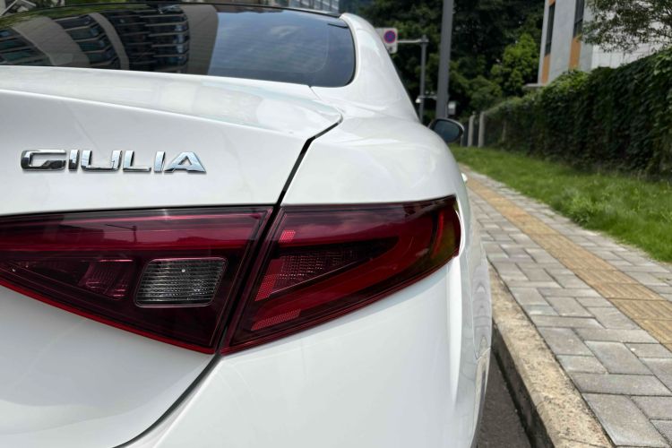 Used Alfa Romeo Giulia 2017 2.0T 200HP Luxury Edition Exterior 6