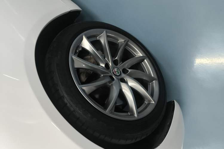 Used Alfa Romeo Giulia 2017 2.0T 200HP Luxury Edition Exterior 7
