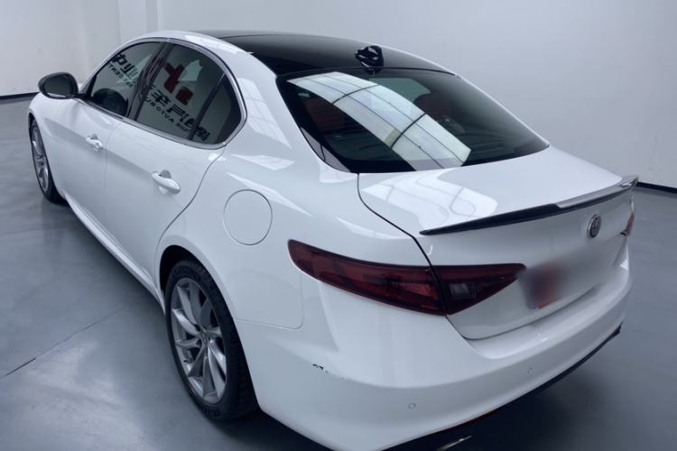 Used Alfa Romeo Giulia 2017 2.0T 280HP Luxury Edition Exterior 7