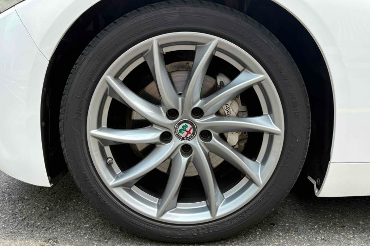 Used Alfa Romeo Giulia 2017 2.0T 200HP Luxury Edition Exterior 7
