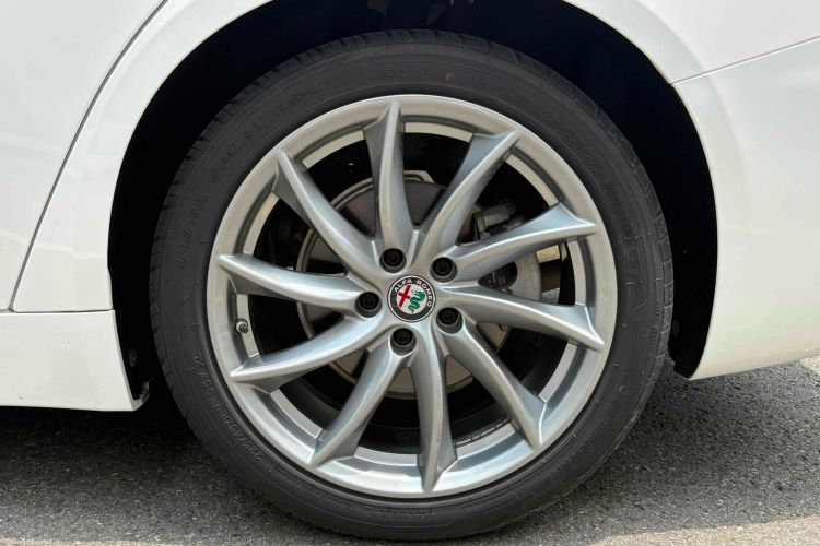Used Alfa Romeo Giulia 2017 2.0T 200HP Luxury Edition Exterior 8