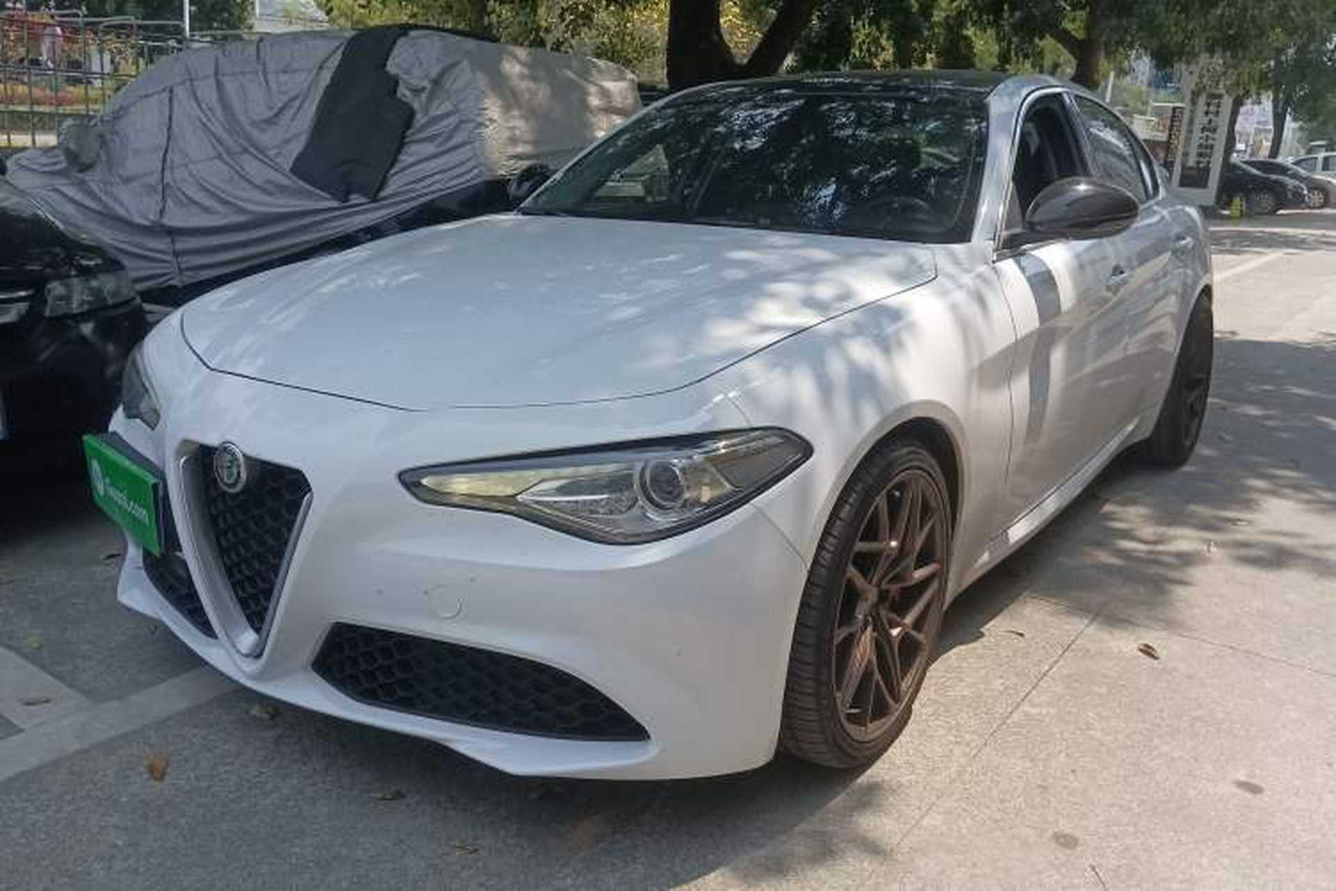 Used Alfa Romeo Giulia 2017 2.0T 280HP Luxury Edition Front Left 45 Deg