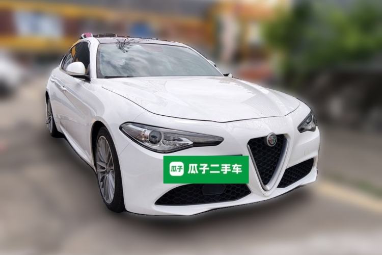Used Alfa Romeo Giulia 2017 2.0T 280HP Luxury Edition Front Right 45 Deg