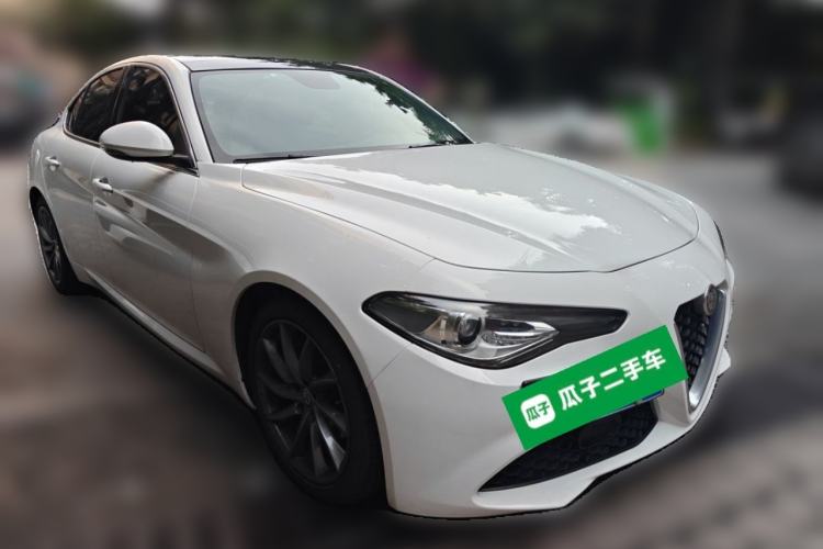 Used Alfa Romeo Giulia 2017 2.0T 200HP Luxury Edition Front Right 45 Deg