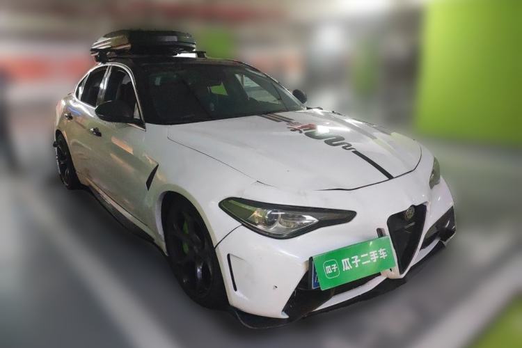 Used Alfa Romeo Giulia 2017 2.0T 200HP Luxury Edition Front Right 45 Deg