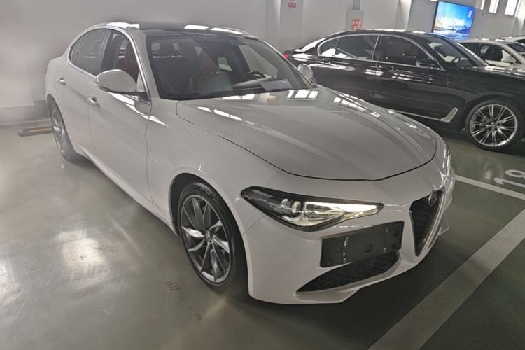 Used Alfa Romeo Giulia 2017 2.0T 200HP Luxury Edition Front Right 45 Deg