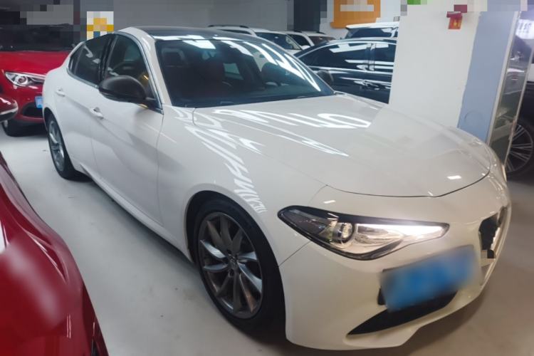 Used Alfa Romeo Giulia 2017 2.0T 280HP Luxury Edition Front Right 45 Deg