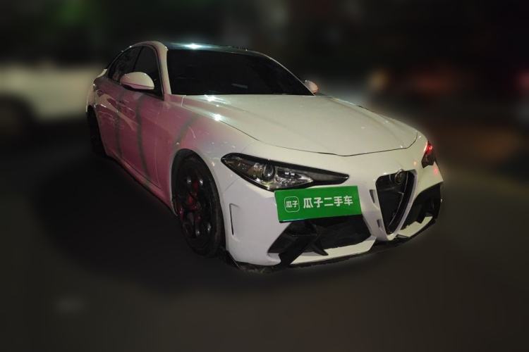 Used Alfa Romeo Giulia 2017 2.0T 280HP Luxury Edition Front Right 45 Deg