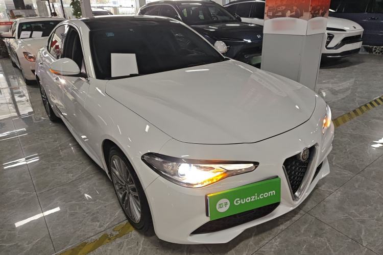 Used Alfa Romeo Giulia 2017 2.0T 280HP Luxury Edition Front Right 45 Deg