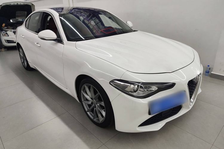 Used Alfa Romeo Giulia 2017 2.0T 200HP Luxury Edition Front Right 45 Deg