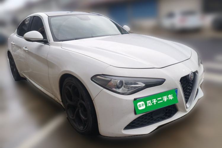 Used Alfa Romeo Giulia 2017 2.0T 280HP Luxury Edition Front Right 45 Deg