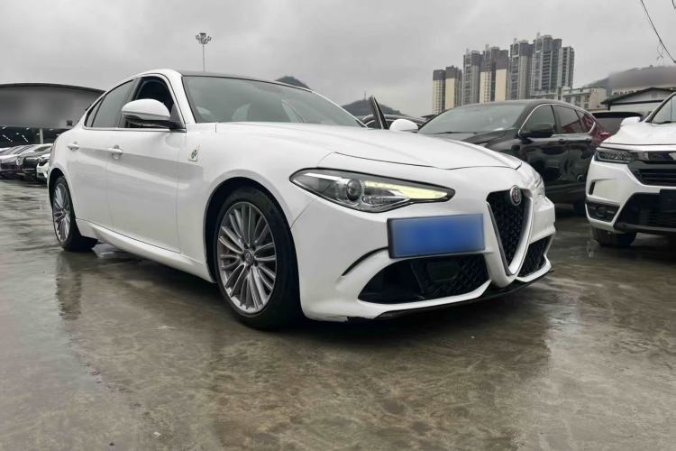 Used Alfa Romeo Giulia 2017 2.0T 280HP Luxury Edition Front Right 45 Deg
