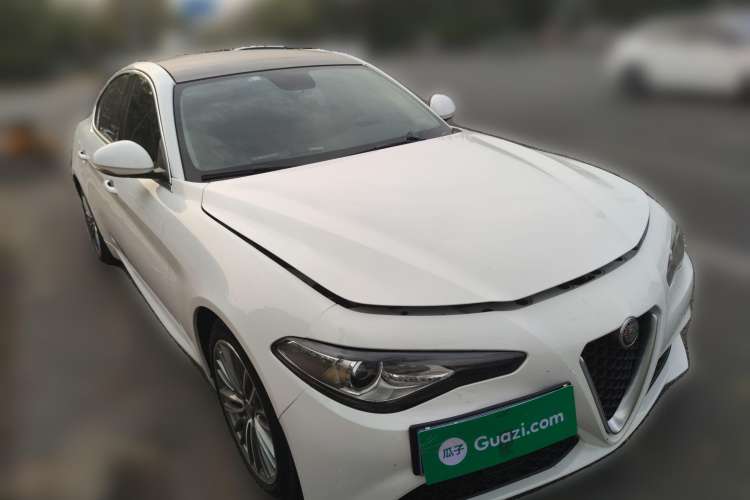 Used Alfa Romeo Giulia 2017 2.0T 280HP Luxury Edition Front Right 45 Deg